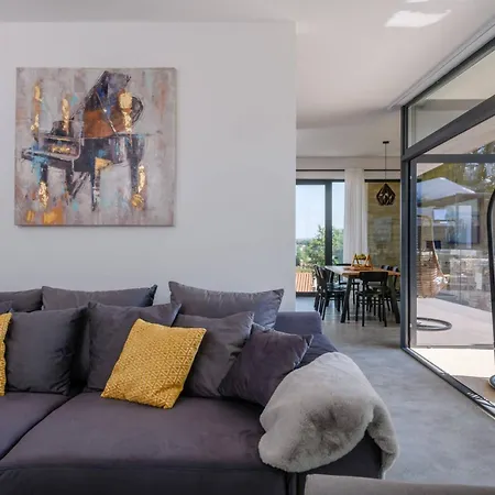 בית נופש In Mit Privatem Pool By Interhome Vintijan